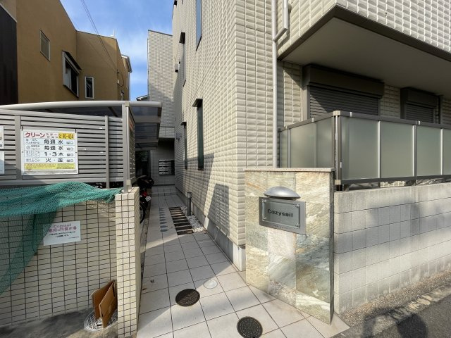 神戸市灘区城内通４丁目のアパートのエントランス