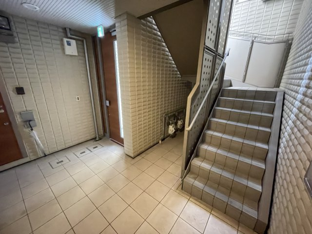 神戸市灘区城内通４丁目のアパートのロビー