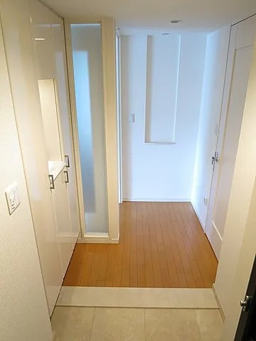 神戸市中央区栄町通２丁目の賃貸マンションの玄関
