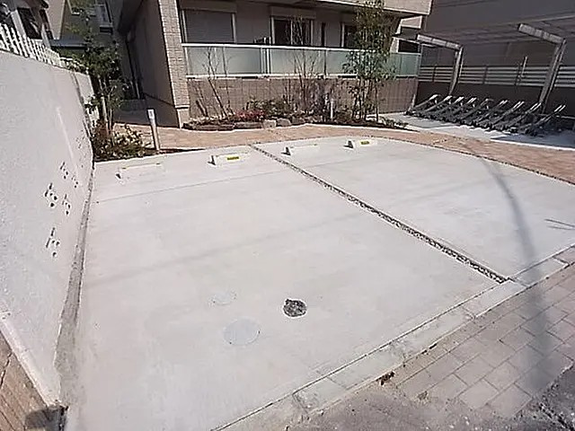 西宮市宮西町の賃貸マンションの駐車場