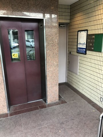 川崎市多摩区宿河原６丁目の賃貸マンションのエントランス