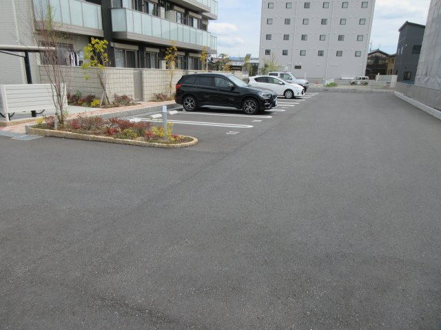 三木市末広３丁目の賃貸マンションの駐車場