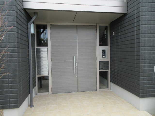 三木市末広３丁目の賃貸マンションのエントランス