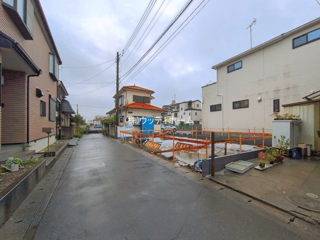 越谷市弥十郎4期　新築一戸建ての前面道路含む現地写真