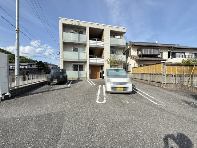 メゾン ブランシュの駐車場