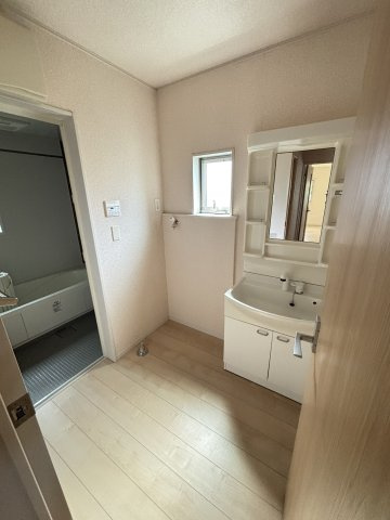 横浜市西区浅間台戸建の独立洗面台|独立洗面台あり、毎朝おしゃれに忙しい女性の方におすすめです