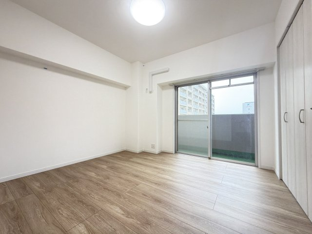 箱崎エクセル南22の洋室|【リノベーション仕様】バルコニーに面した洋室はとても明るく、お子さんのお部屋にピッタリです。