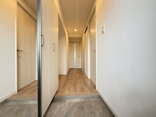 箱崎エクセル南22の玄関|【リノベーション仕様】玄関入るとお洒落で綺麗なナチュラルの色彩です。