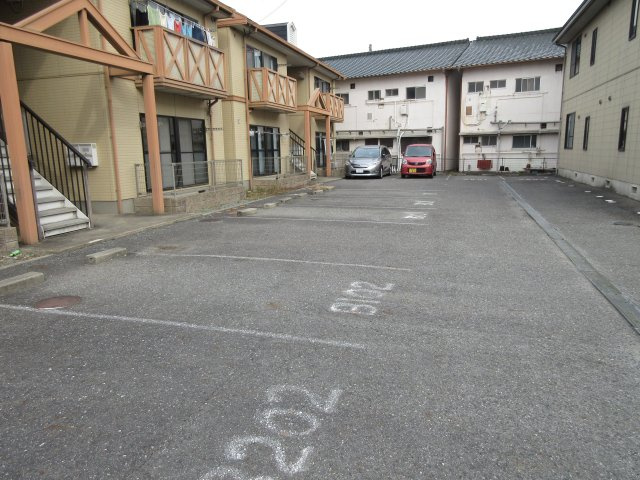 小野市黒川町のアパートの駐車場