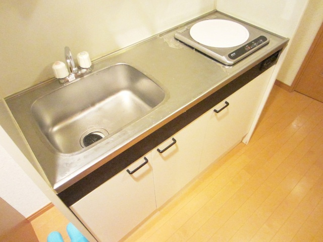 シャトーまつ喜１０２のキッチン|キッチンは作業台部分があり使いやすい！