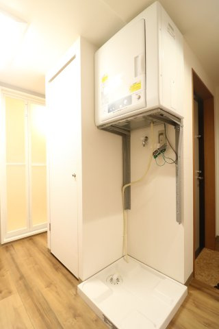 室内洗濯機置き場、上段に衣類乾燥機がございます。