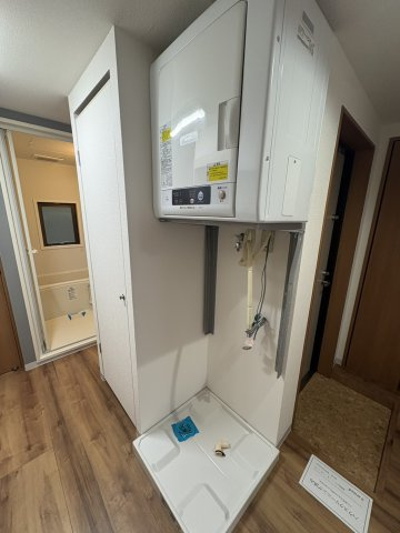 室内洗濯機置き場、上段に衣類乾燥機がございます。