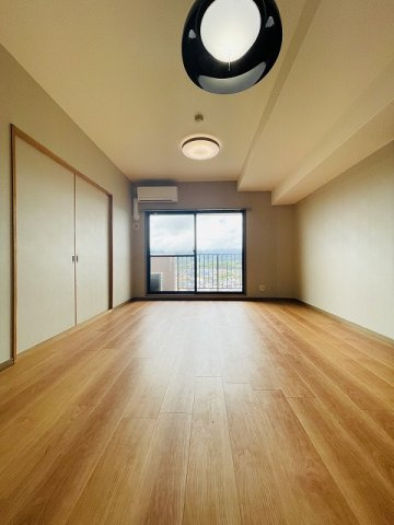 【居間・リビング】 | パークハウス福間 | 開口部から気持ち良い光が射し込むリビングルーム。