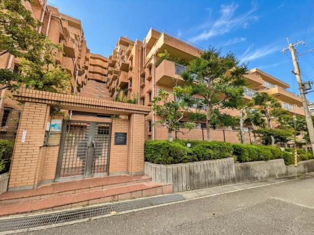コート芦屋朝日ヶ丘2号棟の外観|総戸数96戸の大規模マンション。外観は重厚感のある鉄筋コンクリート造。