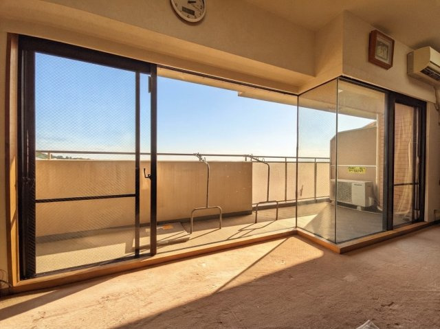 コート芦屋朝日ヶ丘2号棟の居間・リビング|窓面も大きく天気が良い日は特に明るい光がお部屋に差し込みます。