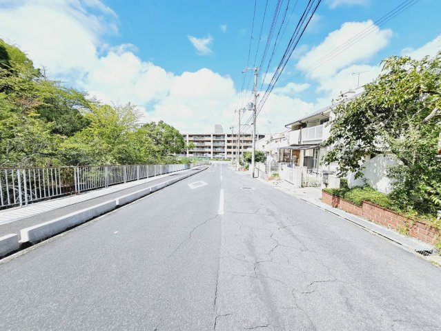 横尾３丁目テラスハウスの前面道路含む現地写真