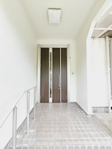 横尾３丁目テラスハウスの玄関