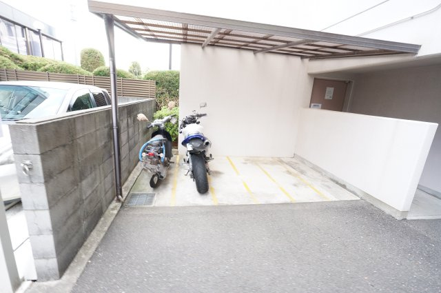 東急ドエル・アルス鶴見緑地公園の駐車場
