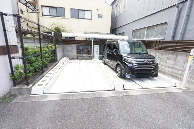 東急ドエル・アルス鶴見緑地公園の駐車場
