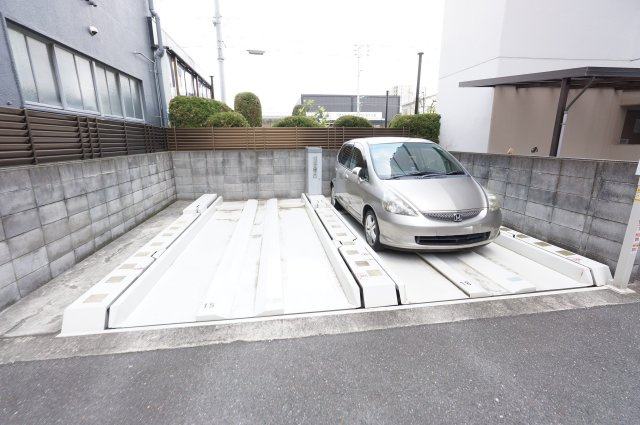 東急ドエル・アルス鶴見緑地公園の駐車場