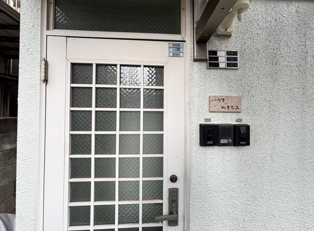 ハウス沼波　角部屋　女性限定　室内洗濯機置場のエントランス
