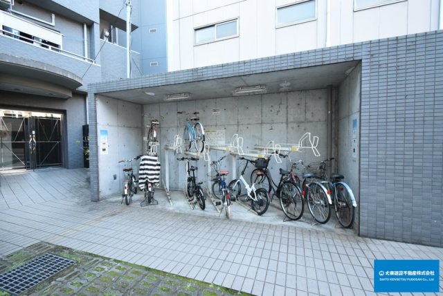 ウエストバリビルの駐車場