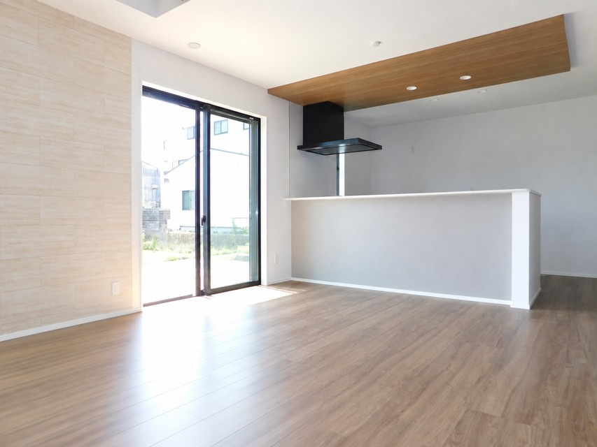 海部郡大治町大字砂子字馬捨場の新築一戸建の居間・リビング|◇リビング◇　　南面で明るいリビング約１５．３７帖　リビングの様子が見渡せる対面キッチン♪