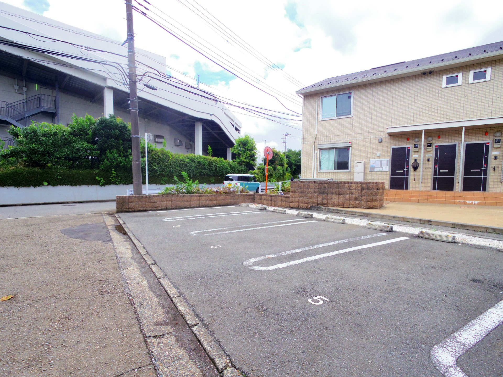 グリーンハイツ下里の駐車場