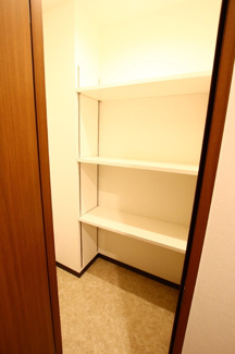 玄関に便利な物入があります♪