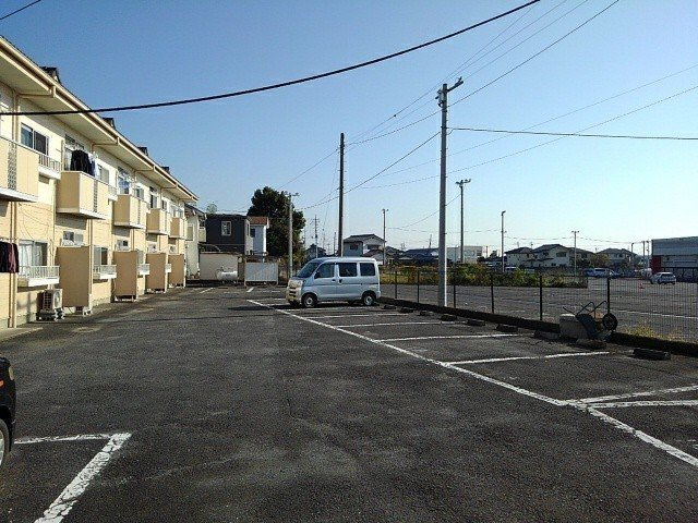 メゾンファミールの駐車場