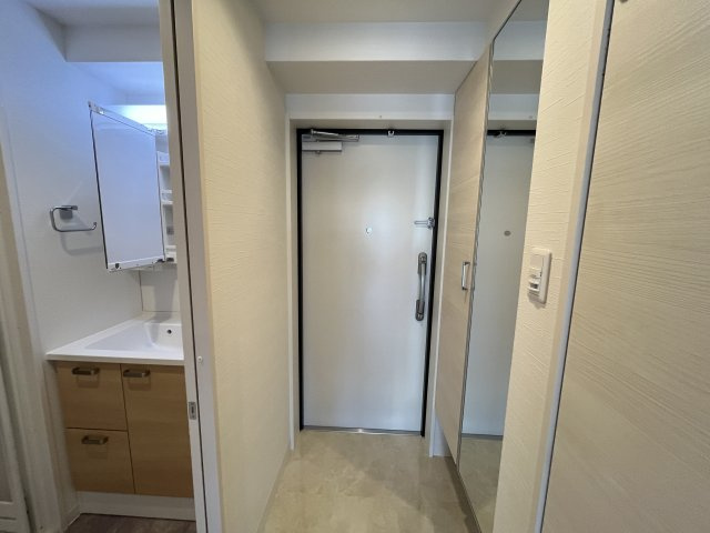 Alivis北梅田の玄関