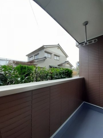 グレイシャスのバルコニー|外からの目が気にならないバルコニーで洗濯物が干せます