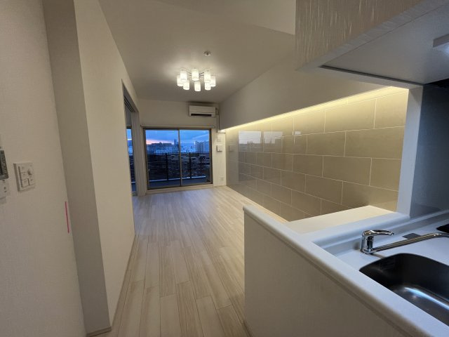 プレジオ三国EUROのキッチン|写真は、他部屋の反転間取りです。(現況優先)
