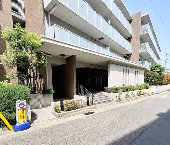 甲子園六石町ハイツのエントランス