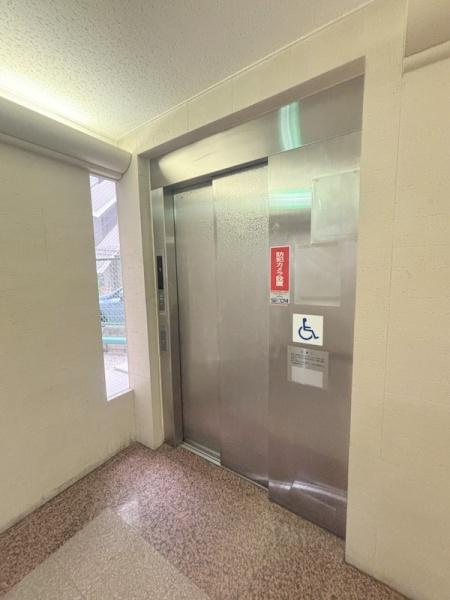 大阪市港区磯路２丁目の賃貸マンションのエントランス