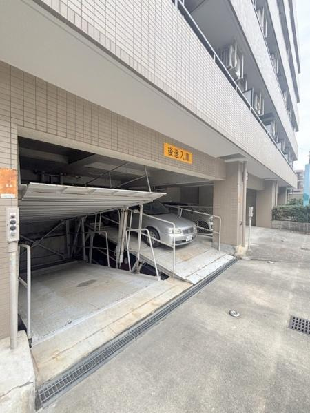 大阪市港区磯路２丁目の賃貸マンションの駐車場