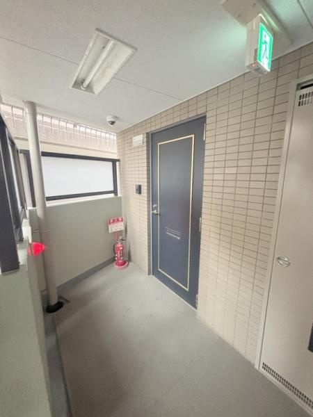 大阪市港区磯路２丁目の賃貸マンションのエントランス