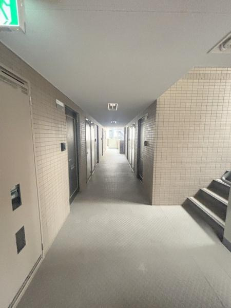 大阪市港区磯路２丁目の賃貸マンションのエントランス