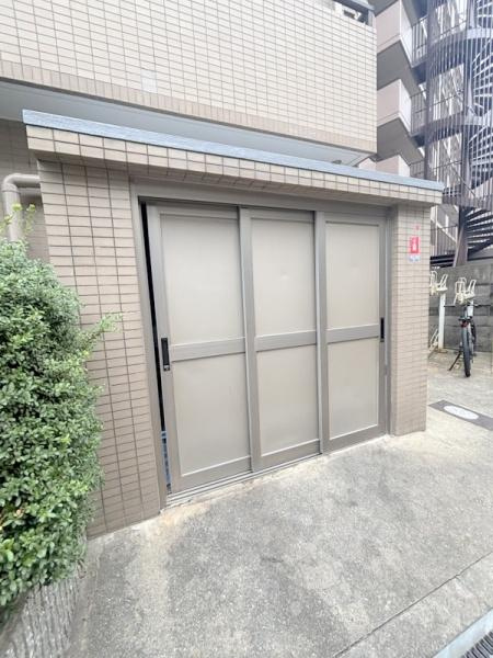 大阪市港区磯路２丁目の賃貸マンションのエントランス