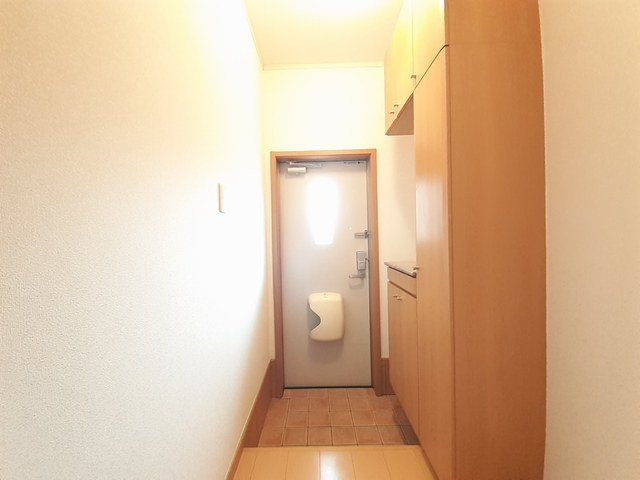 富山市豊田本町２丁目のアパートの玄関