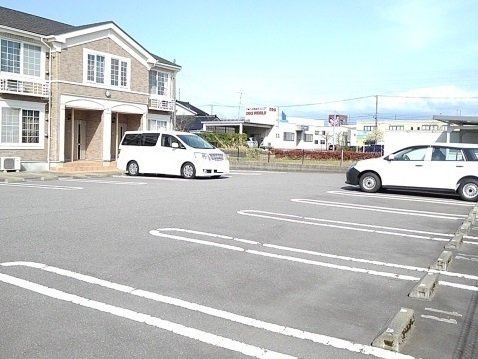 富山市豊田本町２丁目のアパートの駐車場