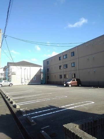 富山市婦中町下轡田のアパートの駐車場