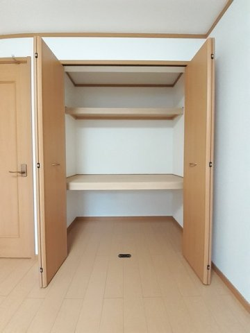 富山市婦中町下轡田のアパートの収納
