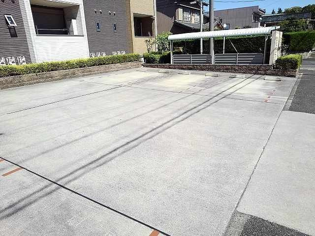 カルム　エミーの駐車場