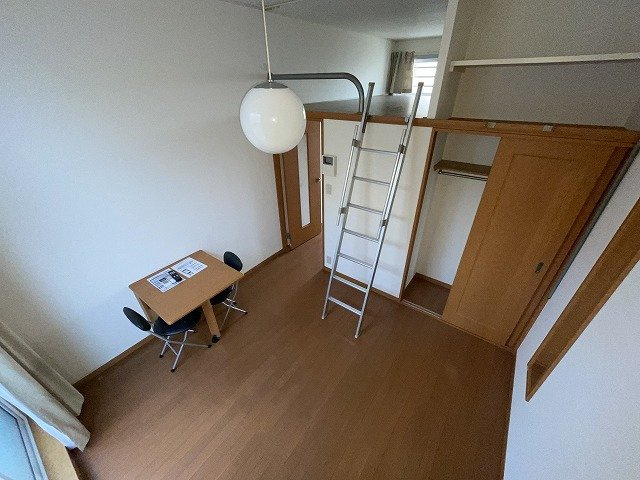 レオパレスベンターナの居間・リビング|一階はフローリング仕様