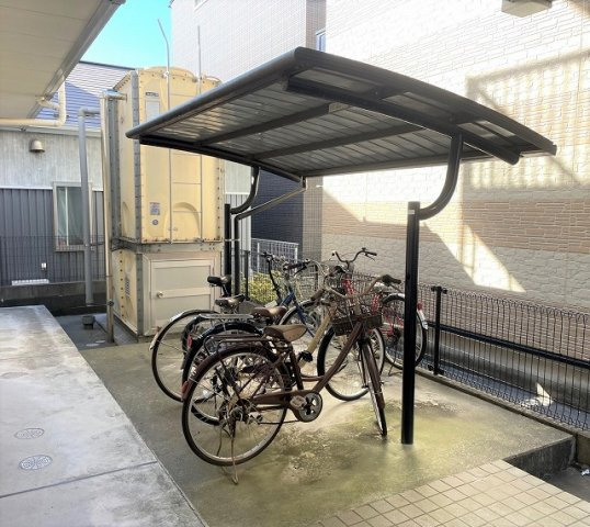 レオパレスグリーングラスのその他|屋根付き駐輪場
