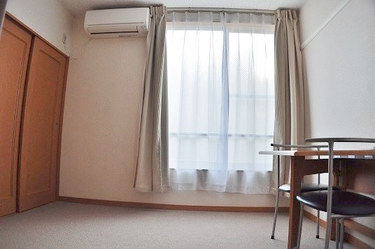 レオパレスコート　アベⅡの居間・リビング|カーテン、エアコン付き（部屋によりメーカーは異なります）