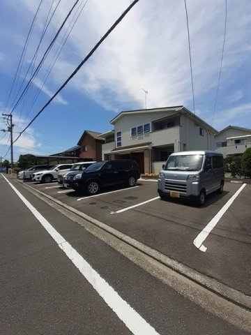 カルム三百地の駐車場