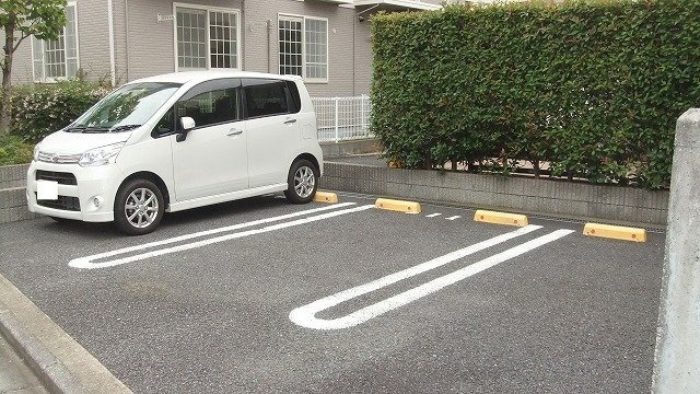 ロワポアールＢの駐車場