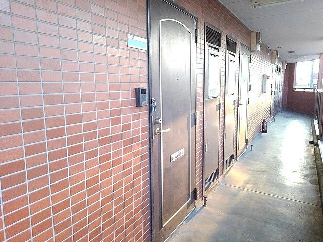 サンモール津田沼の玄関